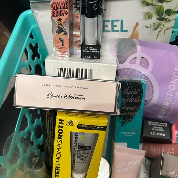 Beauty and Skincare Gift Set - Picture 2 of 16